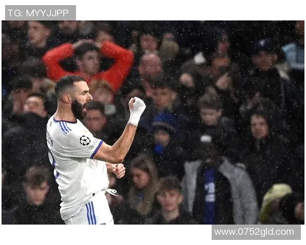 皇马在欧冠比赛中取得惊人胜利，梅开二度的本泽马成为球队英雄